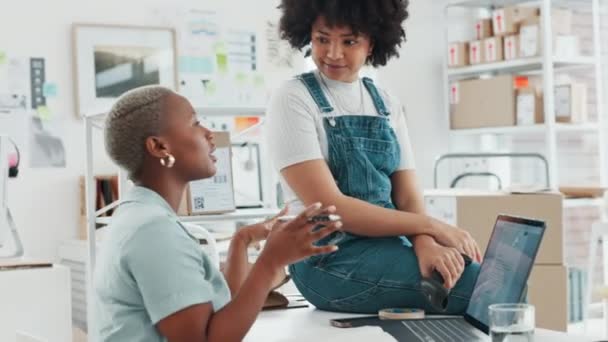 Magazijn Creatieve Teamwork Zwarte Vrouwen Laptop Praten Discussie Gesprek Commerce — Stockvideo