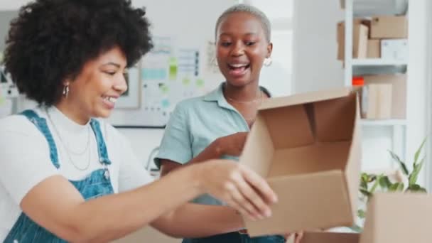 Mulheres Tablet Digital Caixas Transporte Comércio Eletrônico Escritório Logística Inicialização — Vídeo de Stock