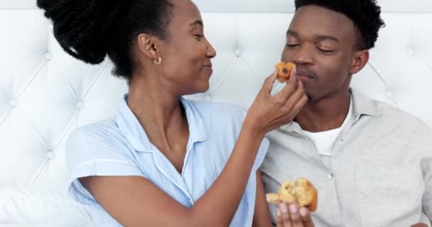 Amor Comida Casal Comendo Cupcake Quarto Pela Manhã Para Café — Vídeo de Stock