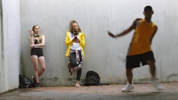 Hip Hop Tanec Gen Teenager Chytrým Telefonem Selfie Sociální Média — Stock video