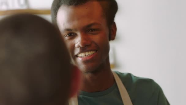 客户服务 出纳员和咖啡厅菜单选择咖啡 浓缩咖啡或饮料的支持 信任和工人的帮助 带着微笑 Barista 小业主或侍者 与人在咖啡店 — 图库视频影像