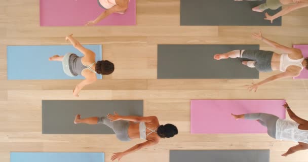 Salud Ejercicio Yoga Estirándose Durante Entrenamiento Estudio Gimnasio Desde Arriba — Vídeos de Stock