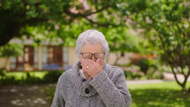 Starší Žena Smutná Plačící Zatímco Cítí Emocionálně Tře Oči Zatímco — Stock video