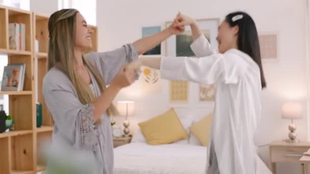 Felices Amigas Baile Del Dormitorio Diviértanse Disfruten Del Tiempo Vinculación — Vídeo de stock