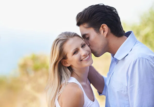Csak Elegem Van Belőled Egy Jóképű Fiatalember Csókolja Meg Barátnőjét — Stock Fotó