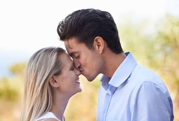 Vagy Első Számú Egy Jóképű Fiatalember Csókolja Meg Barátnőjét Miközben — Stock Fotó