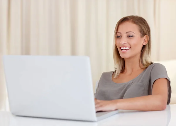 Utrzymuję Kontakt Pogawędką Młoda Blondynka Pracująca Laptopie Uśmiechnięta — Zdjęcie stockowe
