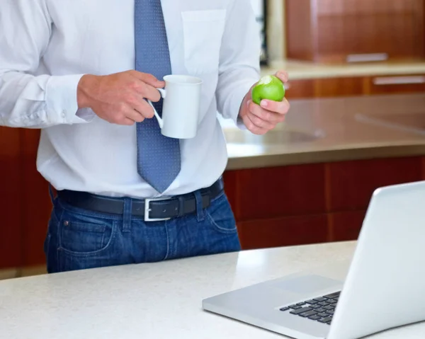 Typowy Poranek Przed Pracą Mężczyzna Trzymający Jabłko Filiżankę Kawy Podczas — Zdjęcie stockowe