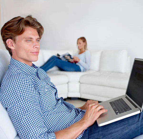 Genieten Van Elkaars Stille Gezelschap Een Knappe Jongeman Werkt Zijn — Stockfoto