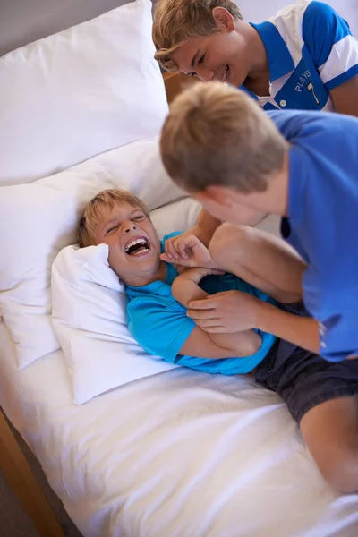 Divirtiéndose Niño Pequeño Juega Peleando Con Sus Hermanos Cama — Foto de Stock