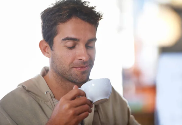 Bom Assado Jovem Homem Cheirando Seu Café Enquanto Sentado Café — Fotografia de Stock