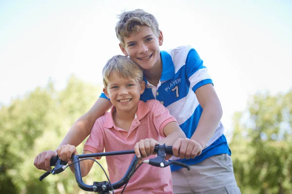Teaching Him All Knows Riding Portrait Two Brothers Sitting Bicycle — Stock Photo, Image