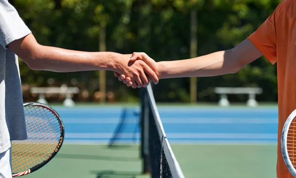 Καλή Αθλητική Συμπεριφορά Δύο Νέοι Τενίστες Σφίγγουν Χέρι Πάνω Από — Φωτογραφία Αρχείου