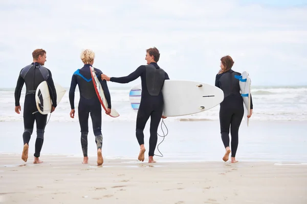 Surfing Invigorating Young Surfers Excited Hitting Awesome Waves — Stock Photo, Image