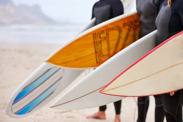 Prêt Attraper Une Vague Combinaison Surfeurs Vêtus Sur Plage — Photo