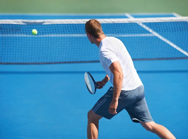 Εμφανίζεται Κάθε Προπόνηση Τένις Στιγμιότυπο Ενός Άντρα Χτυπάει Μια Μπάλα — Φωτογραφία Αρχείου
