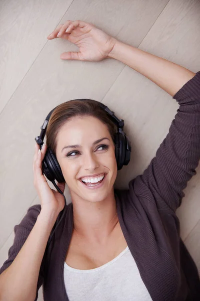 Siente Ritmo Una Joven Sonriendo Mientras Escucha Música Sus Auriculares — Foto de Stock