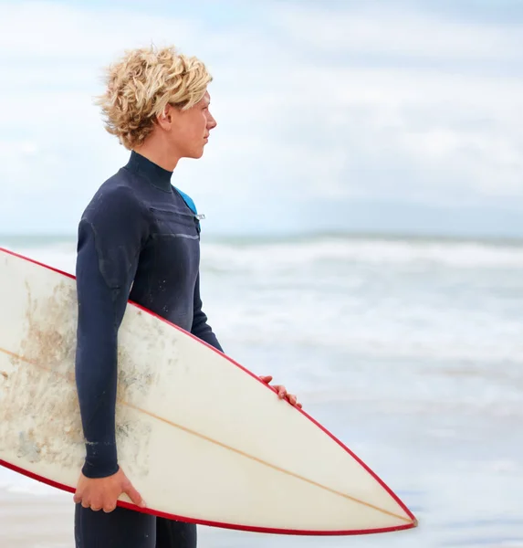 Mindig Nap Szörfözésre Egy Fiatal Szörfös Áll Parton Óceán Háttérben — Stock Fotó