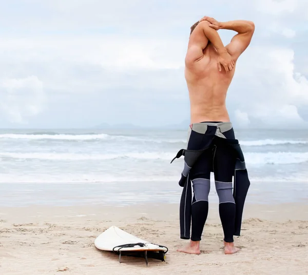 サーフィンはライフスタイルです 夏にはビーチで一日を楽しむ若いサーファー — ストック写真