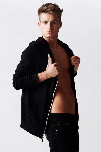Ujawnienie Atrakcyjności Studio Ujęcie Atrakcyjnego Młodego Mężczyzny Otwartą Bluzą — Zdjęcie stockowe