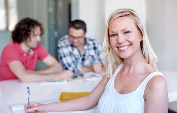 Mujer Negocios Casual Una Joven Empresaria Sonriendo Sentada Escritorio —  Fotos de Stock