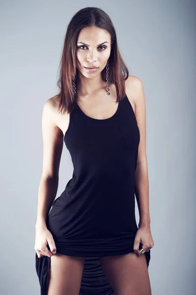 黒の美人 スタジオショットのエレガントな服を着た若い女性の灰色の背景 — ストック写真