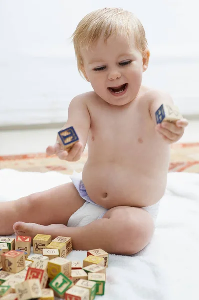 Mostrando Interés Los Juegos Educativos Bebé Jugando Con Sus Bloques — Foto de Stock