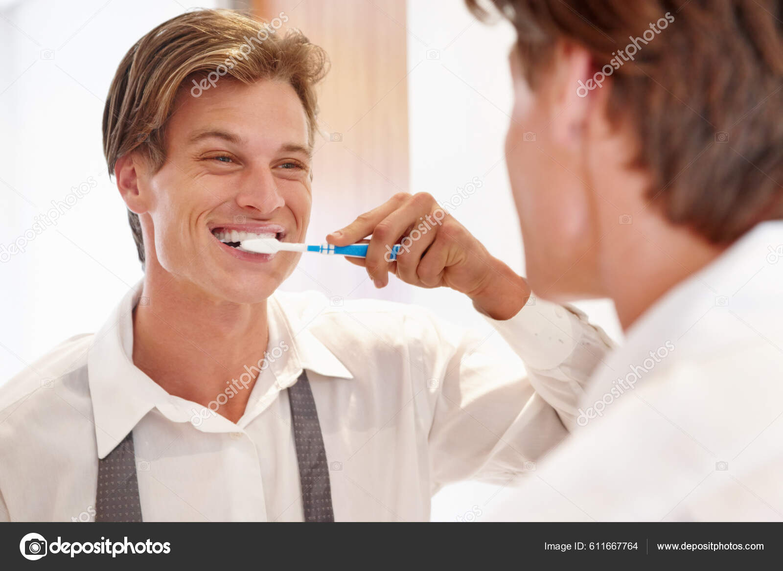 Preparándose Para Trabajo Joven Lavándose Los Dientes Por Mañana — Foto de  stock #611667764 © PeopleImages.com, image size:1600x1167