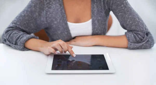 今日のビジネスの近代的なツール 若い女性がデジタルタブレットを使って — ストック写真