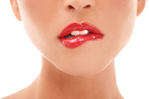 Deliciosos Labios Una Joven Mordiéndose Labio Con Lápiz Labial Rojo — Foto de Stock