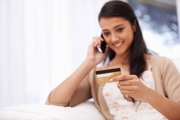 Güvenli Online Alışverişe Güvenmek Genç Bir Kadın Telefonda Kredi Kartı — Stok fotoğraf