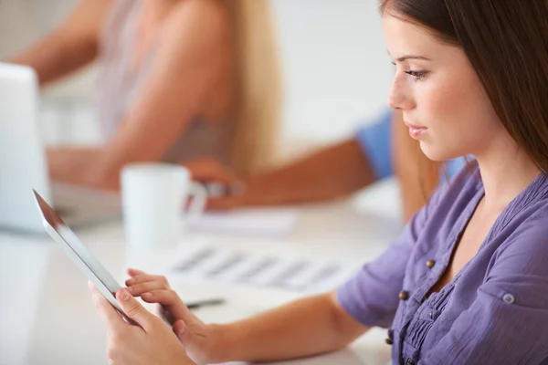 Eine Mail Tippen Eine Hinreißende Junge Kreative Geschäftsfrau Arbeitet Ihrem — Stockfoto