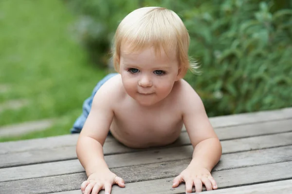 Hij Een Nieuwsgierig Jongetje Een Lief Jongetje Kruipt Naar Buiten — Stockfoto