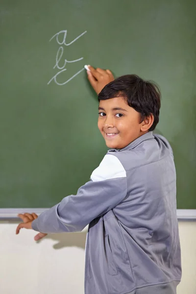 Hij Weet Het Antwoord Een Jonge Etnische Jongen Schrijft Het — Stockfoto