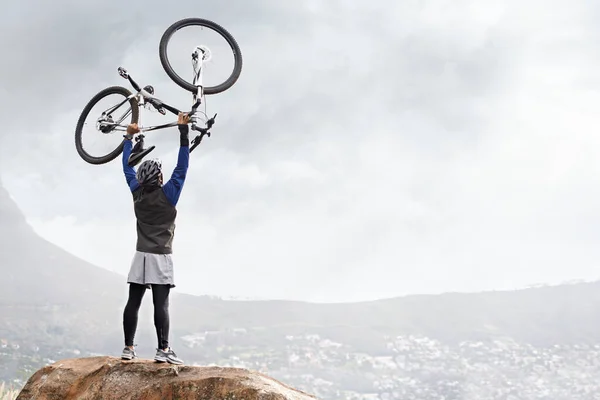 Weer Een Berg Gefietst Een Jonge Man Houdt Zijn Mountainbike — Stockfoto