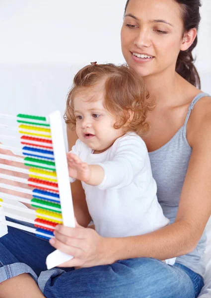 Lernen Hause Eine Junge Mutter Bringt Ihrer Kleinen Tochter Mit — Stockfoto