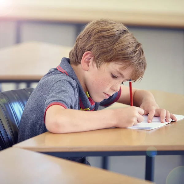 Concentra Sui Suoi Compiti Ragazzino Che Suo Lavoro Classe — Foto Stock