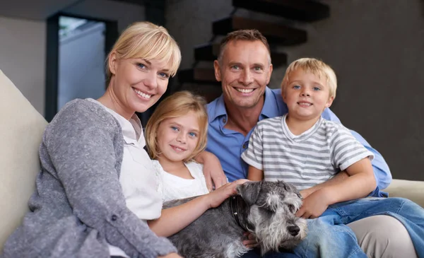 Taka Zadowolona Rodzina Szczęśliwa Rodzina Ich Pies Relaksujący Się Domu — Zdjęcie stockowe