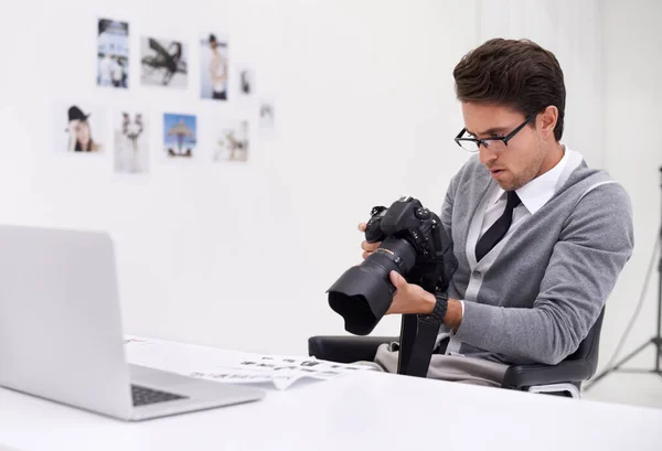 Analisando Todas Imagens Jovem Fotógrafo Sentado Sua Mesa Edição Imagens — Fotografia de Stock