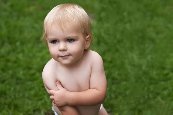 Het Buitenleven Vanuit Een Kinderperspectief Bekijken Een Baby Zijn Luier — Stockfoto