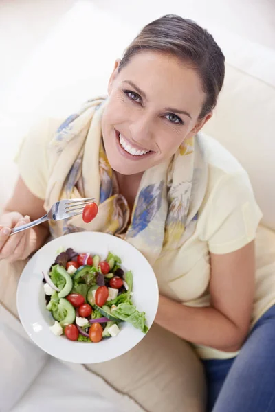 Naschen Auf Einem Salat Eine Junge Frau Lächelt Die Kamera — Stockfoto