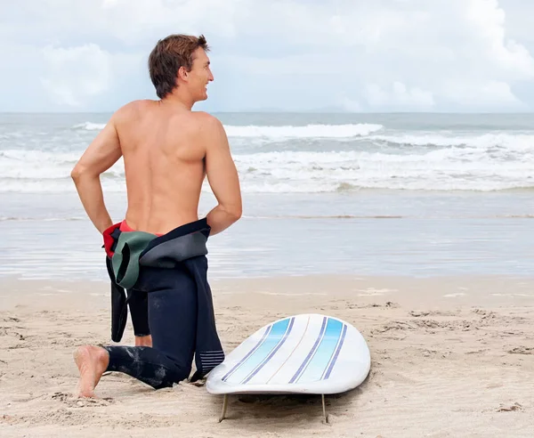 Surfování Způsob Života Mladý Surfař Připravuje Surfování Horkém Letním Dni — Stock fotografie