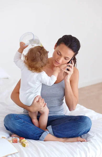 Cercando Bilanciare Tutto Maternità Una Bella Giovane Donna Suo Bambino — Foto Stock