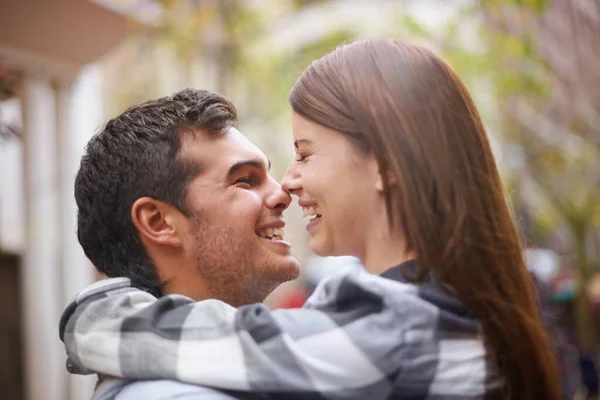 Est Comme Personne Autre Était Jeune Couple Embrassant Dans Une — Photo