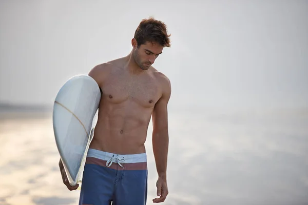 Wellen Jagen Ist Seine Leidenschaft Ein Hübscher Junger Surfer Strand — Stockfoto