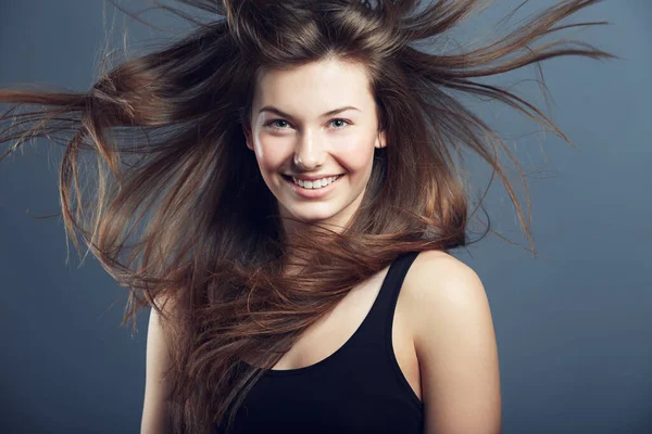 Vlnité Vlasy Krásná Mladá Žena Vlasy Vlály Větru — Stock fotografie