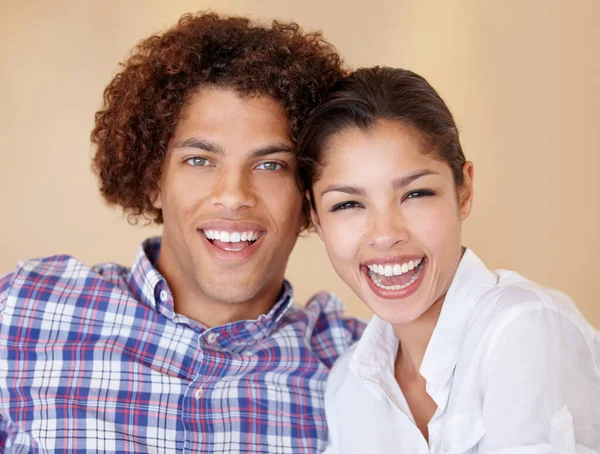 Lycklig Tillsammans Ett Lyckligt Ungt Etniskt Par Som Sitter Sida — Stockfoto
