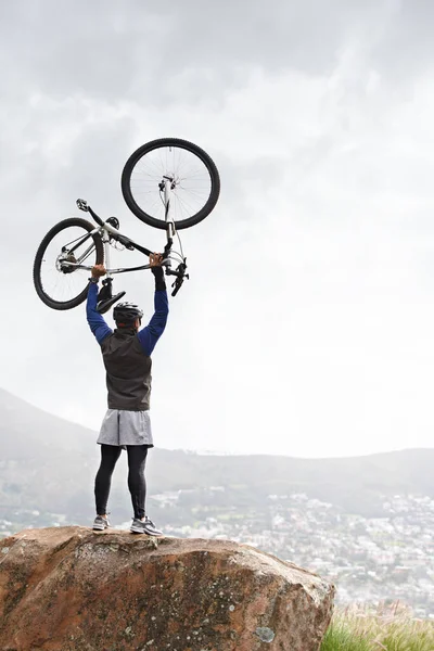 Wat Een Cyclus Een Jonge Man Houdt Zijn Mountainbike Boven — Stockfoto