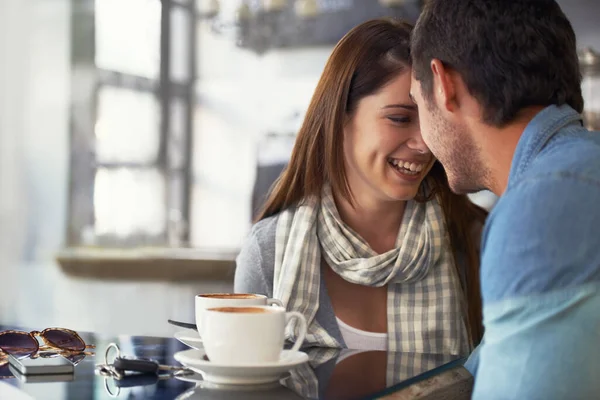 彼女の笑顔は彼と一緒にいると永久に続く コーヒーショップで愛しのカップル一緒に — ストック写真