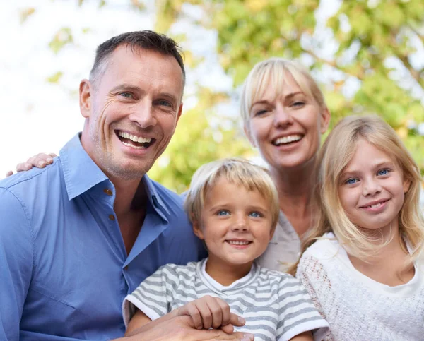 Ovat Niin Onnellinen Perhe Onnellinen Kahden Sukupolven Perhe Hymyilee Ulkona — kuvapankkivalokuva